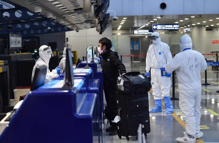 入境进京转机旅客行李多耽误时间，突击队手工帮找行李