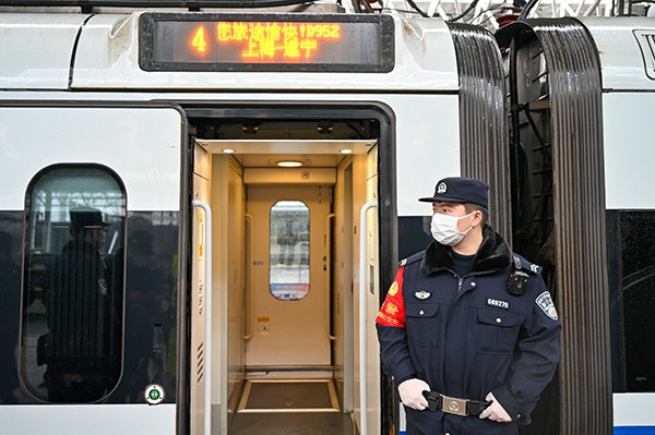 D952次列车上海始发，途经武汉汉口。