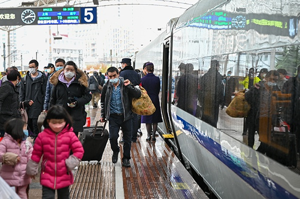 乘客们登上D952次列车