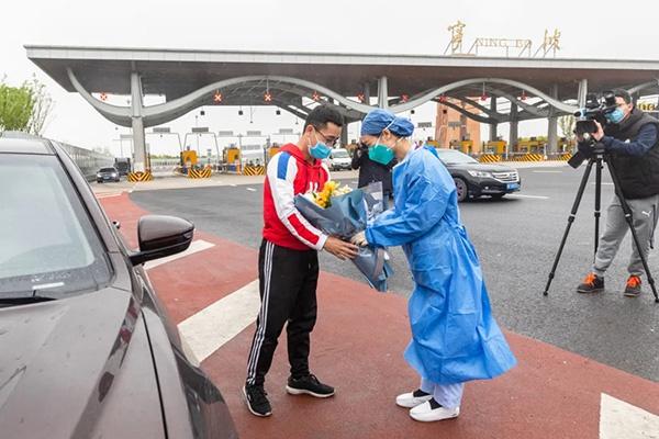 男护士辞职只身驰援武汉后凯旋，宁波海曙区委书记高速口迎候