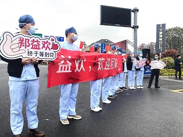 男护士辞职只身驰援武汉后凯旋，宁波海曙区委书记高速口迎候