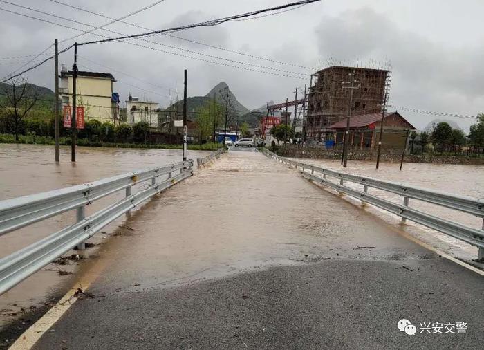 【现场】桂林这个地方强降雨致部分路段塌方积水，多人被困！