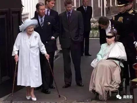 查尔斯确诊，93岁女王在隔离。她这一生，什么风浪没见过！