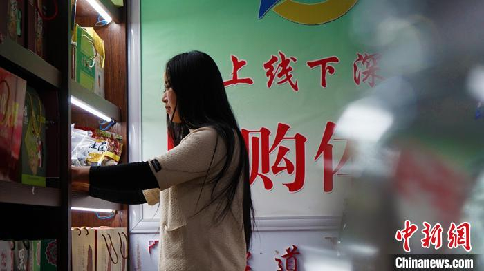 图为当地一家合作社通过电商平台发售“黄芪茶”。　魏建军 摄