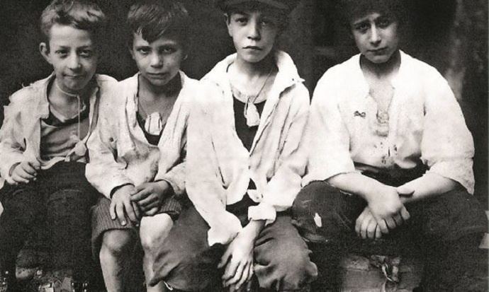 流感期间将口罩挂于胸前的儿童