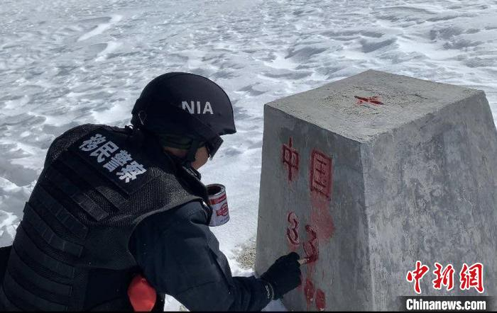 图为日喀则昌果边境派出所民警为界碑描红。　米玛次仁 摄