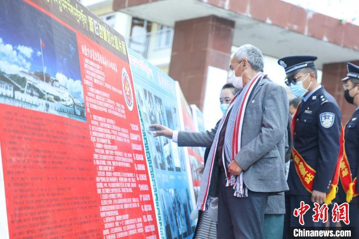 图为樟木口岸民众参观图片展。　罗兴伟 摄