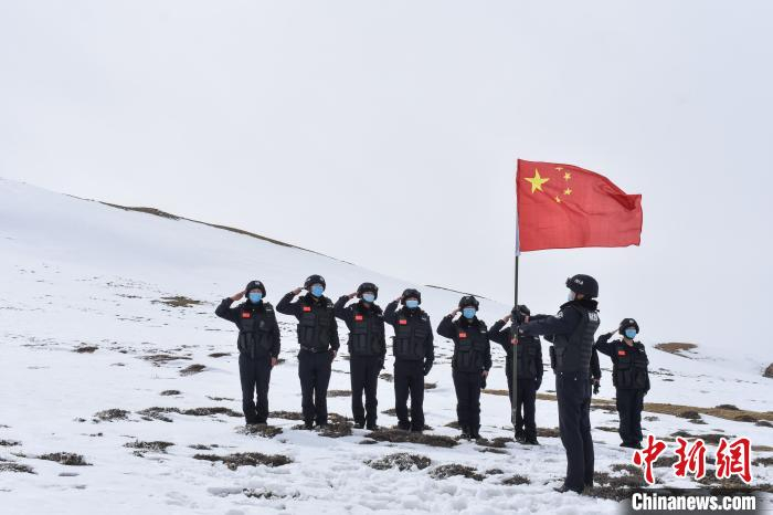 图为日喀则亚热边境派出所民警开展辖区巡逻。 日喀则边境管理支队 供图