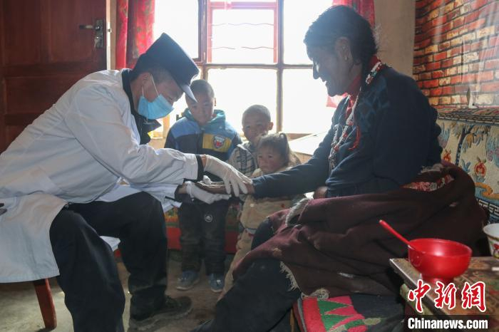 图为阿里日松边境派出所民警为辖区老人做健康体检。　杨桂林 摄