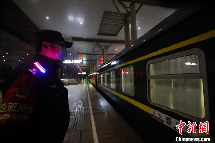     图为，K81次列车驶入武昌火车站　胡金力　摄