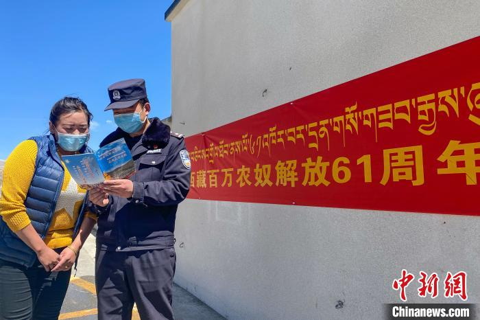 图为日喀则嘎拉边境检查站民警向辖区民众宣讲民族团结相关政策。　杨淋 摄