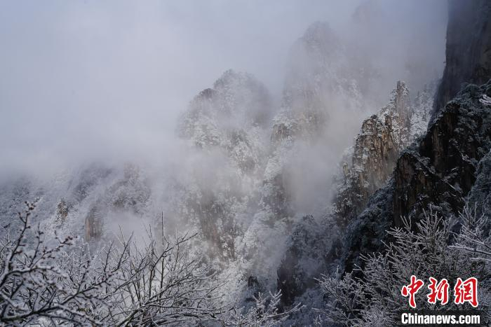 沟壑中云雾升腾，黄山山峰若隐若现。　吴春晖 摄