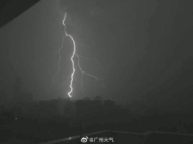 广州进入灾害性天气多发季节，市民应多留意预警信号做好防范