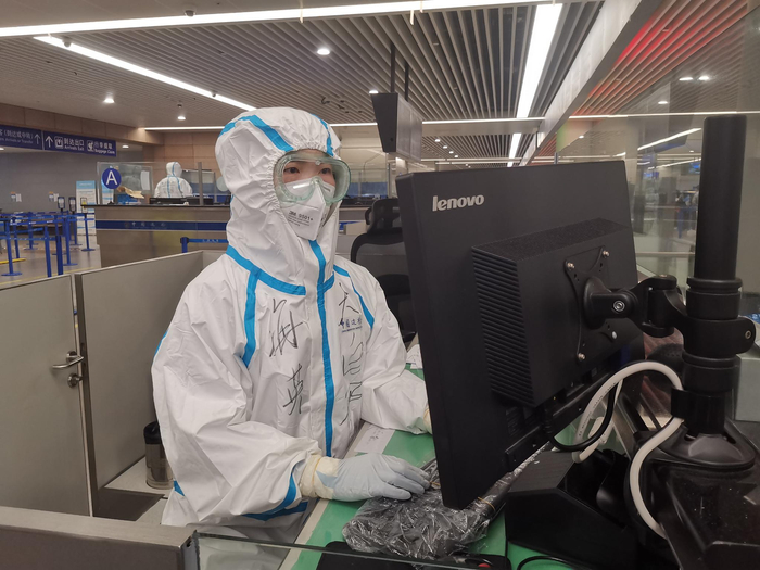 “知心姐姐”在机场工作。 朱旭  图