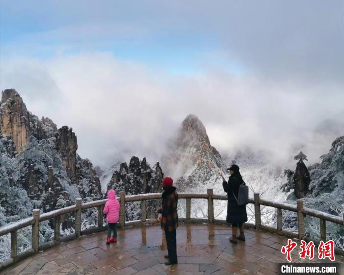 游客驻足拍摄黄山雪景。　汪迎丰 摄