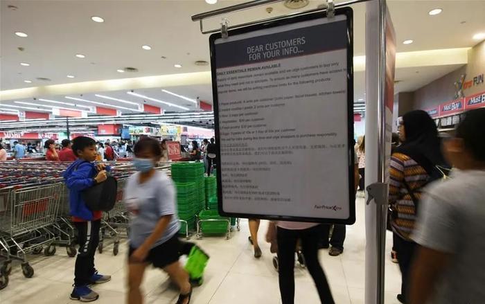 当地超市贴出的限购通知 图片来源：新华网