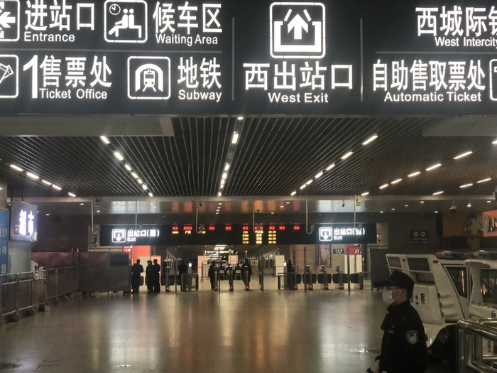  3月27日晚，武昌火车站出站口静待28日凌晨抵达的乘客。本文图除标注外，均为澎湃新闻记者 汤琪 图