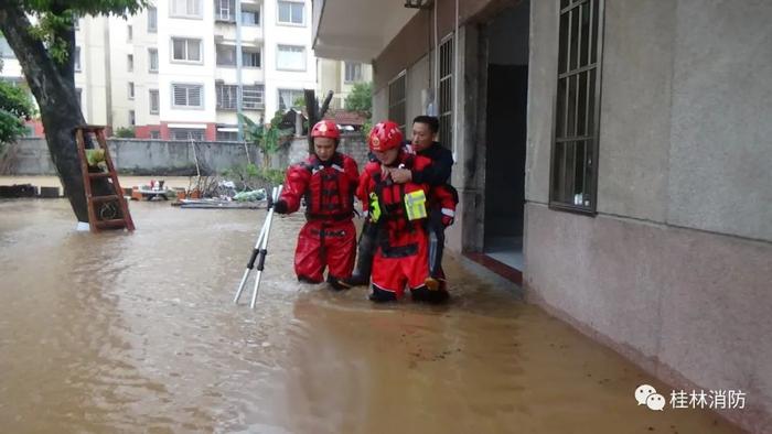 【现场】桂林这个地方强降雨致部分路段塌方积水，多人被困！