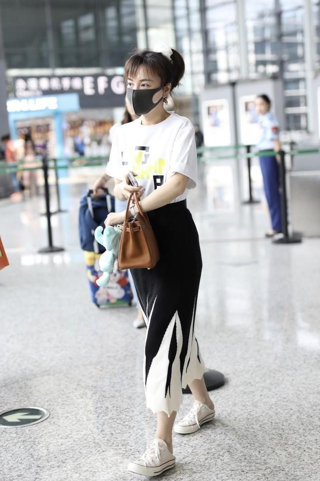 吴昕这次穿搭造型翻车！白T恤配半身裙走机场，自然但不洋气时髦