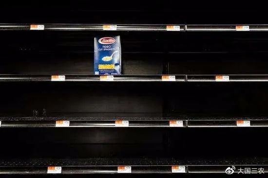  纽约一超市被抢购一空的货架。