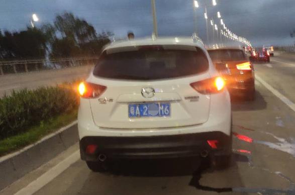 昨晚珠海大桥8车连撞！30年老司机太自信竟不踩刹车，堵了……