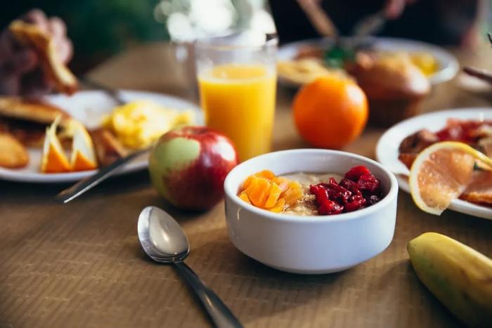 早餐最好别吃这3种食物，不仅吸收差，还破坏肠胃！这样吃，早餐才营养
