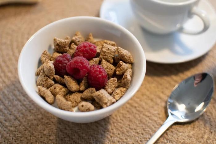 早餐最好别吃这3种食物，不仅吸收差，还破坏肠胃！这样吃，早餐才营养