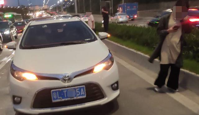 昨晚珠海大桥8车连撞！30年老司机太自信竟不踩刹车，堵了……