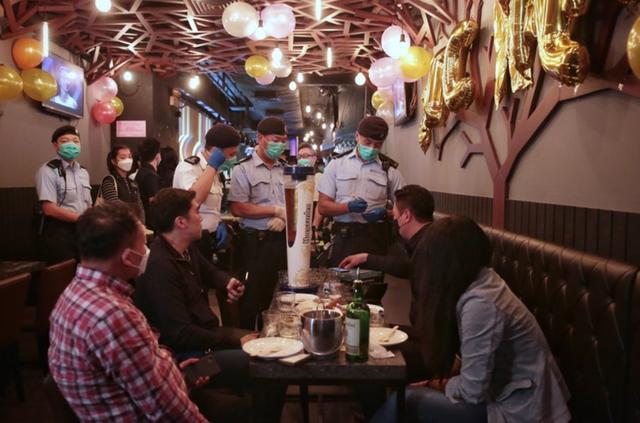 香港餐厅限客令生效 警方突击巡查现场用尺量桌距