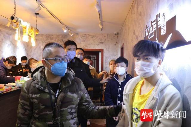 图为办案民警现场抓捕嫌疑人。