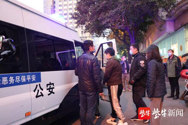 图为嫌疑人被押解带回南京。