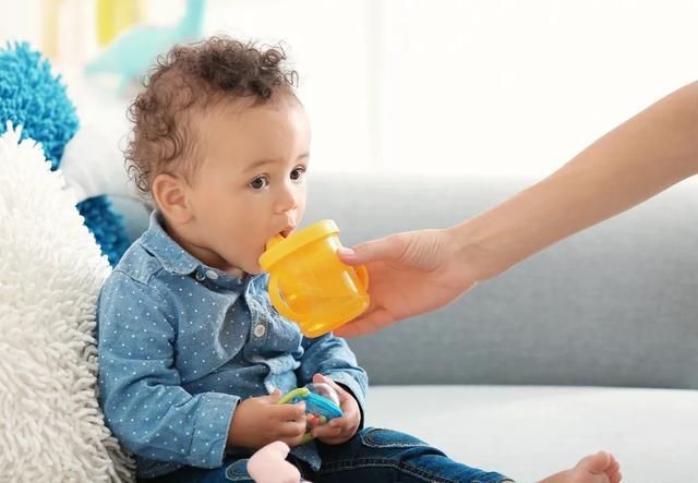 超过1岁半一定要戒奶瓶！这5个方法让孩子爱上水杯