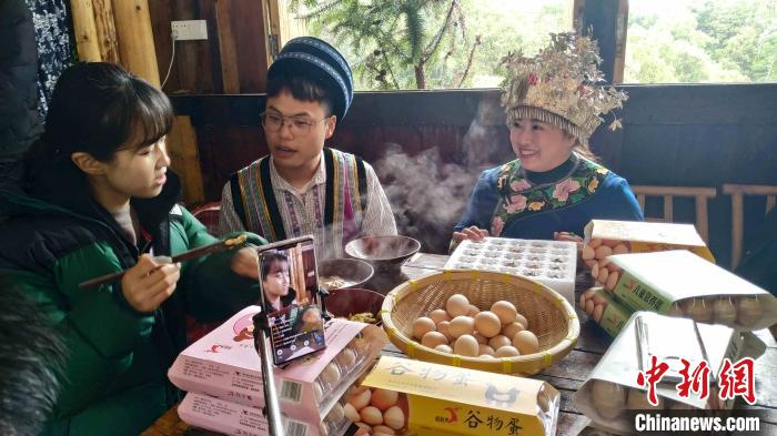 麻阳苗家商户直播“带货”卖得快。　麻阳宣传 摄