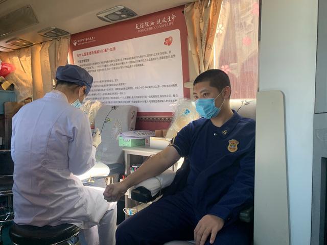 北京血库告急，消防员撸起袖子走进献血车
