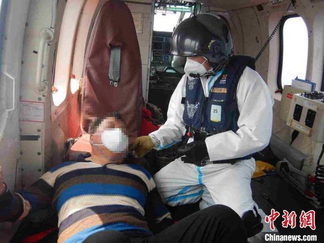 南海第一救助飞行队救助一名突发急病船员