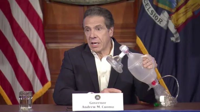 科莫在记者会上展示手动复苏面罩 图源：纽约州州长办公室