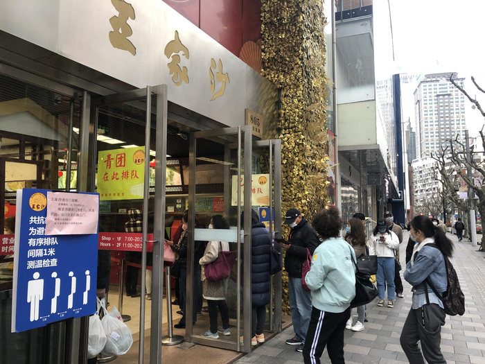 王家沙门口排队买包子的白领们。