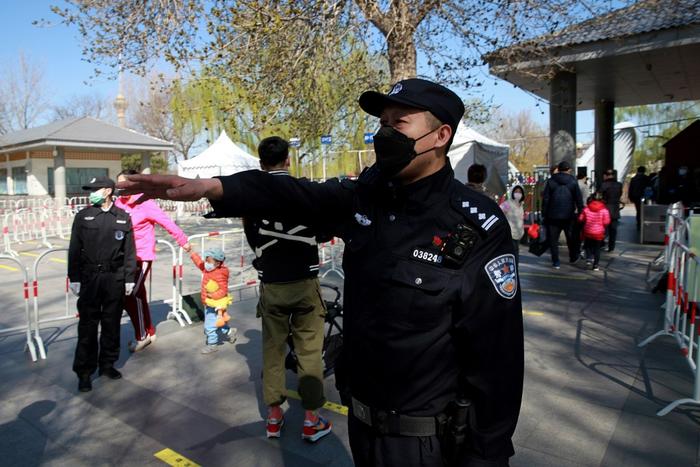 周末祭扫踏青多，警方在公墓及景区加强秩序维护