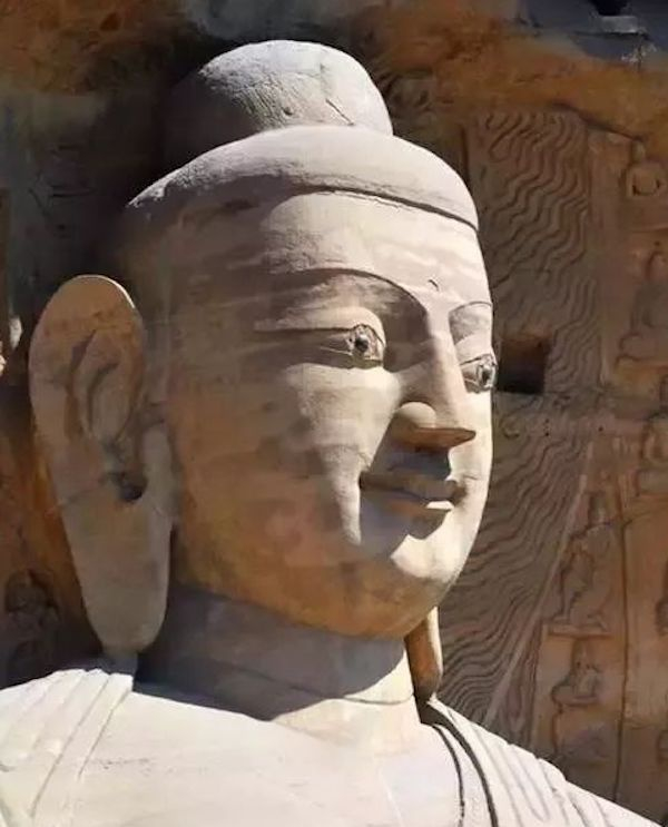 云冈石窟露天大佛的笑容