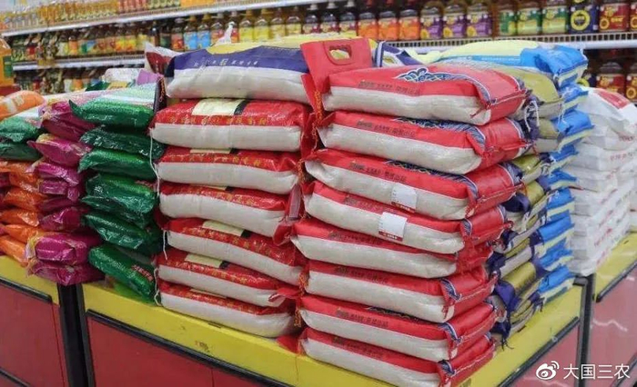  中国疫情期间超市充足的米面供应。