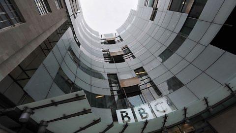 汤姆·汉克斯夫妇新冠肺炎痊愈返美 BBC向英国电影电视慈善机构捐款70万英镑