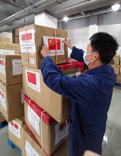 　　为外援医疗物资箱贴上五星红旗。图片均由作者提供