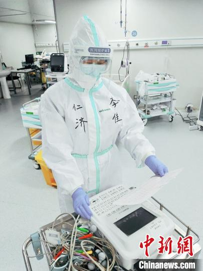 李佳奋战在雷神山医院。仁济医院供图