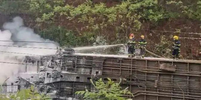 i 关注丨湖南境内列车脱轨侧翻致1人死亡，多地明确开学后周六上课......