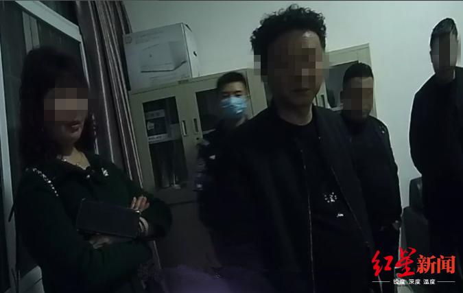 驾驶证被吊销开车遇检查 男子谎称买东西把朋友扔在高速