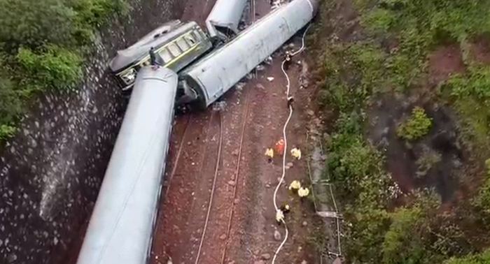 T179次列车出轨。视频截图