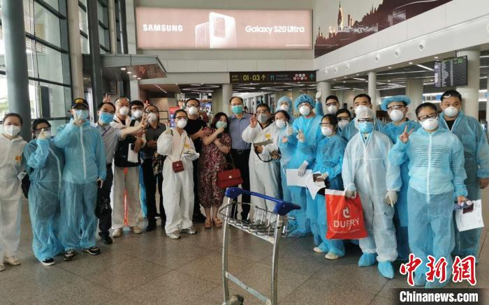     图为中国乘客在登机前。　使馆提供。　