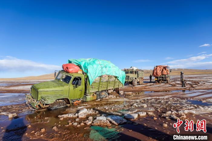 科考途中车辆陷入泥泞。　中科院青藏高原所 供图