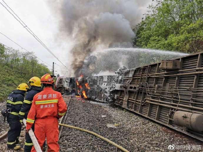 侧翻列车T179：运行中撞上塌方体，事发前或有预警