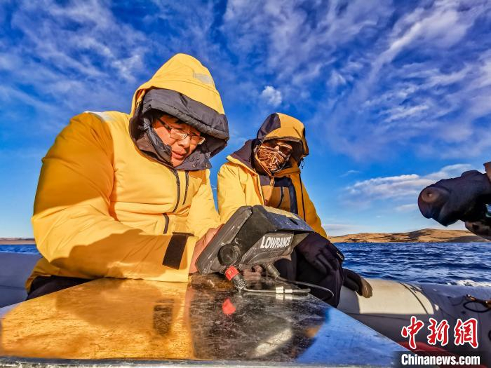 科考队员开展工作。　中科院青藏高原所 供图